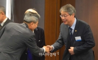 [포토]악수하는 임종룡 위원장-하영구 연합회장 
