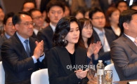 [포토]박수치는 이부진 호텔신라 대표