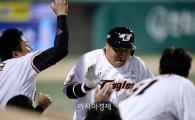[포토]조인성, '홈런쳤더니 왠 날벼락?'