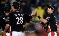 [포토]이대형, '기분좋은 2연승 하이파이브'