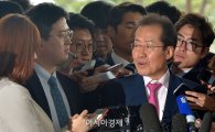 '1억 전달자 회유 의혹' 홍준표 측근 엄모씨 소환 조사