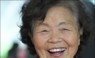 [포토]"카네이션 한 송이에도 어머니는 감동합니다"