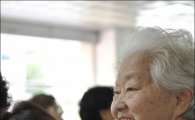 [포토]어버이날, 카네이션 달아드리기