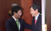 [포토]문 앞까지 나가서