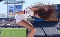 [포토] 두산 치어리더, 머리 넘김도 섹시하게~
