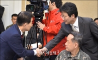 [포토]인사하는 유승민·한민구