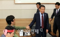 윤장현 시장이 건넨 “악수의 의미?”