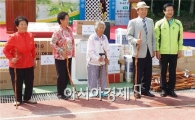 곡성군 목사동면, 보행안전을 위한 사랑의 효 지팡이 전달