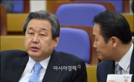 [포토]조찬 모임 참석한 김무성 대표