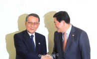 [포토]악수하는 최경환 경제부총리-사사키 미키오 일한경제협회장 