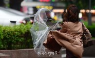 전국에 강풍특보, 강한 비바람에 서울 19도 '쌀쌀'…주말에도 흐리고 비