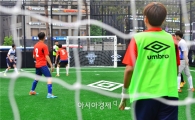 엄브로, 도심속 나이트 풋살대회 개최  