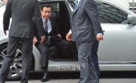[포토]차에서 내리는 이완구 전 총리 