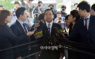 '부패와의 전쟁' 이완구, 검찰 포토라인 서다 