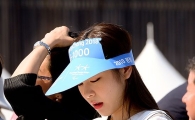 [포토] 피겨여왕 김연아도 더위에 손 부채질…'햇빛이 잘못 했네'