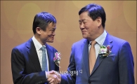 [포토]악수하는 최경환·마윈 알리바바 회장