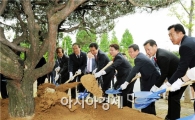 [포토]‘대구시민의 숲’ 기념식수하는 윤장현 광주시장