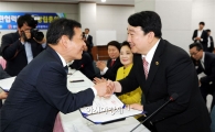 [포토]권영진 대구시장과 악수하는 윤장현 광주시장