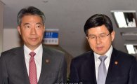 [포토]국무회의 참석하는 정종섭-황교안, '무슨 대화 중?'