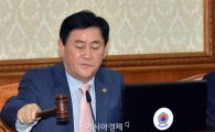 [포토]의사봉 두드리는 최경환 국무총리 직무대행