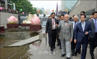 [포토]박원순 시장·모디 총리, 청계천을 걷다