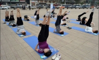 [포토]CJ라이온, '야외 스트레칭 클래스'
