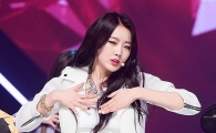 [포토] 달샤벳 수빈, 가슴을 쓰담쓰담~