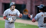 [포토]이용규, '발로 만든 추가 득점'