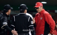 [포토]어필하는 SK 김용희 감독