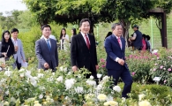 [포토]곡성장미축제장 둘러보는 이낙연 전남도지사