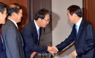 [포토]참석자들과 인사 나누는 이주열 한은 총재