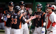 [포토]정훈 연타석 홈런, '이번엔 3점!'
