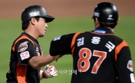 [포토]정훈, '쐐기를 박는 연타석 홈런'
