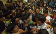 [포토]입장 저지 당하는 이기권 징관