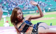 [포토] SK 치어리더, 누워 있어도 아찔한 보디라인