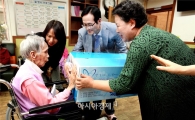 [포토]광주시 동구, 장수 축하금 및 정부 물품 전달