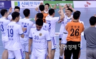[포토]챔프전 진출 확정짓고 기뻐하는 신협 상무
