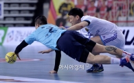 [포토]치열하게 다투는 정수영과 강전구