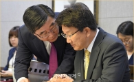 [포토]귓속말 나누는 이기권·권선동