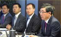 '취임 1년' 고용부 장관 "지난 일년간 내 점수 매기면 60점"
