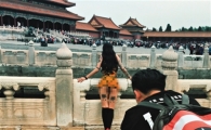 中 자금성 누드 촬영 논란…전라로 다리 벌리고 '충격'