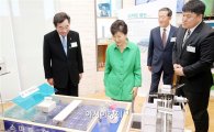 [포토]스마트염전에 대해 설명 듣고있는 박근혜 대통령