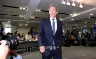 [포토]기자회견장 나서는 정몽준 명예회장