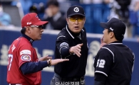 [포토]심판에게 어필하는 KIA 김기태 감독