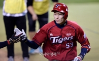 [포토]김호령, '홈런으로 한 점 더 달아난다!'