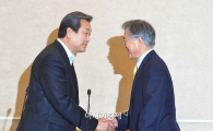 [포토]악수하는 김무성 대표-문재인 대표 