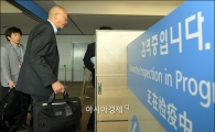 [포토]검역대 통과하는 케이지 후쿠다 WHO 사무차장