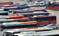 [포토]탄천주차장에 세워진 관광버스들...관광업계 울상