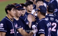 [포토]유희관, '벌써 8승째야~'