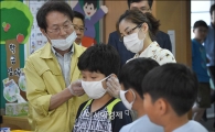 [포토]발열체크하는 조희연 교육감